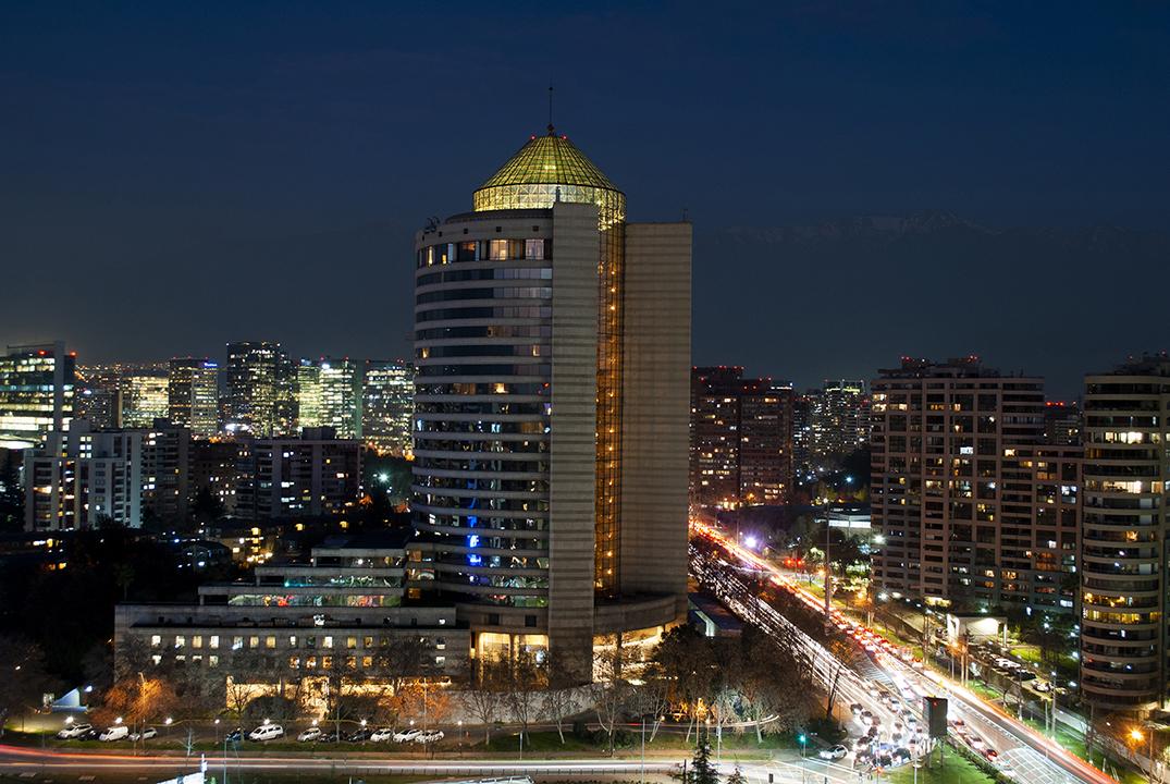 Hotel Mandarin Oriental, Santiago de Chile Exteriér fotografie The hotel at night